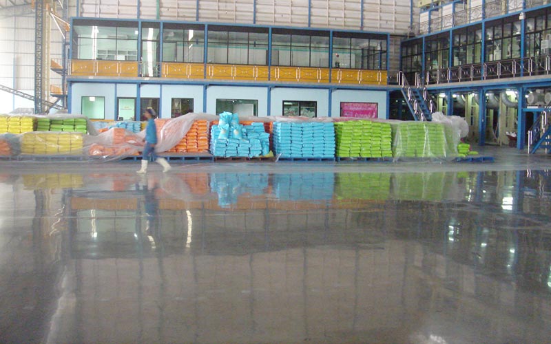 พื้นเงางามในพื้นที่จัดเก็บสินค้า CrystalFloor โดย Repfloor