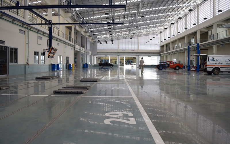 พื้นขัดเงาในอาคารบริการรถยนต์ CrystalFloor โดย Repfloor